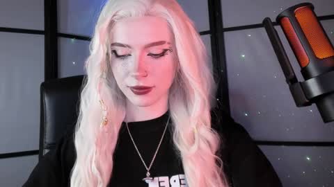 Miss Iris Fansly Miss Iris new inst.  online show from 25, 1, 2025