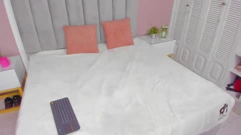 Snapshot of isa_vel chatting on 3, 10, 2025 isa_vel online show from 3, 10, 2025