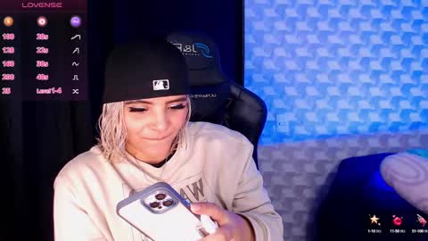 Isabella Mout  online show from 25, 1, 2025