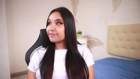 Snapshot of isabelle_lane chatting on 24, 11, 2025 online show from 24, 11, 2025