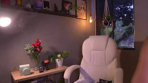 Isa Isabella online show from 13, 9, 2025