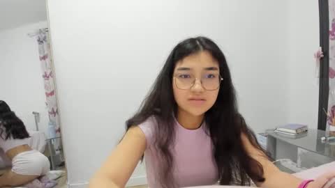 Isa Suarez online show from 2, 3, 2026