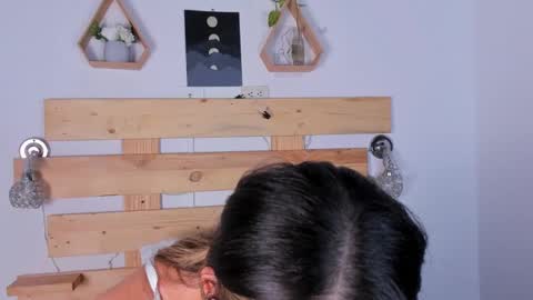 ishabellalopez online show from 5, 1, 2025