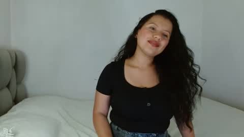 Snapshot of isis_cb17 chatting on 5, 3, 2025 Isis online show from 5, 3, 2025