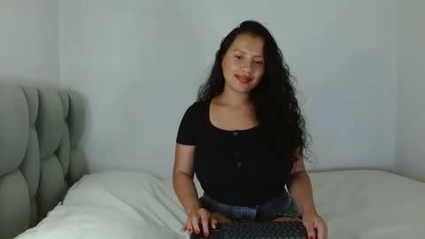 Snapshot of isis_cb17 chatting on 5, 3, 2025 Isis online show from 5, 3, 2025