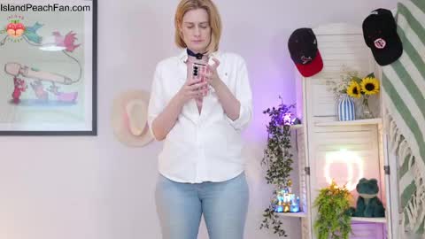 Snapshot of island_peach chatting on 9, 5, 2026 Lou Peaches online show from 9, 5, 2026