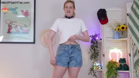 Snapshot of island_peach chatting on 19, 6, 2026 Lou Peaches online show from 19, 6, 2026