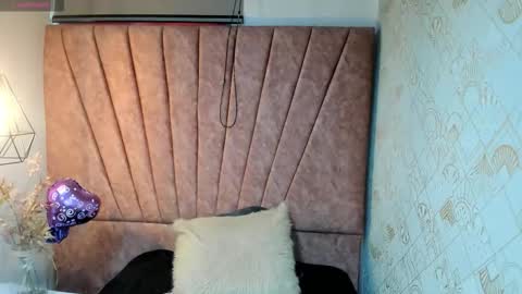 Snapshot of issa_milf__ chatting on 12, 10, 2025 ISSA MILF online show from 12, 10, 2025