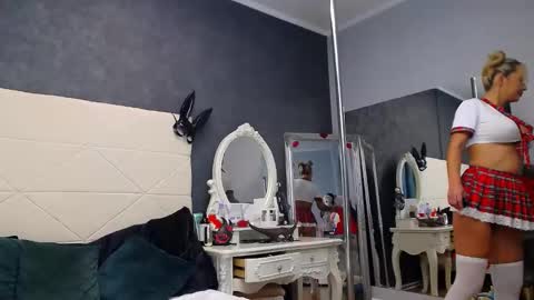 IssaSmyth online show from 12, 10, 2025