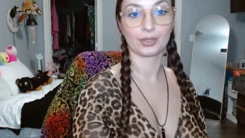 Bella Bloom online show from 3, 2, 2025
