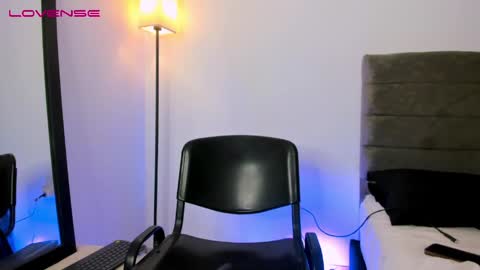 Snapshot of ithan_salvatore chatting on 4, 5, 2026 Ithan and Friends online show from 4, 5, 2026