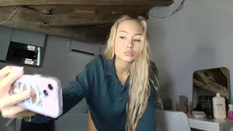 itschanelxx online show from 25, 3, 2026