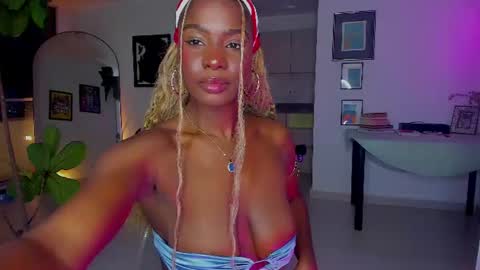 Snapshot of itslau_ chatting on 5, 8, 2026 lau online show from 5, 8, 2026