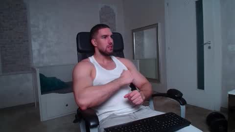 Snapshot of ivanhydee chatting on 4, 12, 2025 IvanHydee online show from 4, 12, 2025