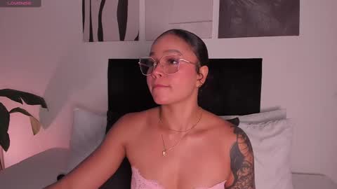 Snapshot of izzy_vega chatting on 1, 10, 2025 Izzy vega online show from 1, 10, 2025