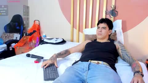 Snapshot of jake_and_nicolee chatting on 24, 10, 2025 Jake And Nicole online show from 24, 10, 2025