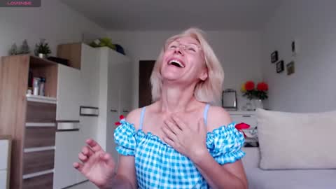 Snapshot of jasmin18v chatting on 16, 9, 2025 Jasmin room for people 40 online show from 16, 9, 2025