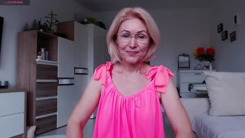 Snapshot of jasmin18v chatting on 27, 10, 2025 Jasmin room for people 40 online show from 27, 10, 2025