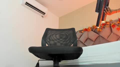 Snapshot of jax_black chatting on 8, 10, 2025 jax black online show from 8, 10, 2025