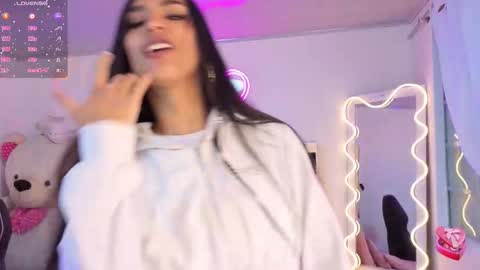 Snapshot of jazmin_tay chatting on 12, 11, 2025 Jazmin online show from 12, 11, 2025