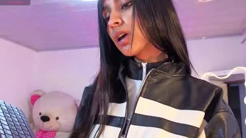 Snapshot of jazmin_tay chatting on 23, 11, 2025 Jazmin online show from 23, 11, 2025