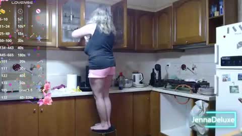 Snapshot of jennadeluxe chatting on 13, 6, 2026 Jenna online show from 13, 6, 2026