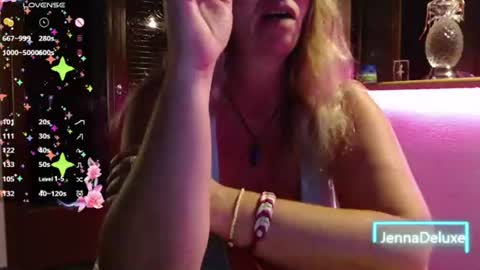 Snapshot of jennadeluxe chatting on 17, 6, 2026 Jenna online show from 17, 6, 2026