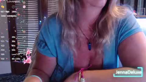 Snapshot of jennadeluxe chatting on 4, 7, 2026 Jenna online show from 4, 7, 2026