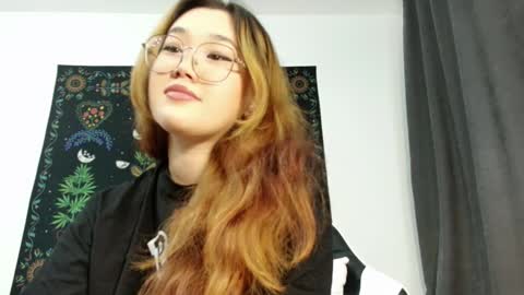 Snapshot of jennatyan chatting on 3, 10, 2025 JENNA online show from 3, 10, 2025