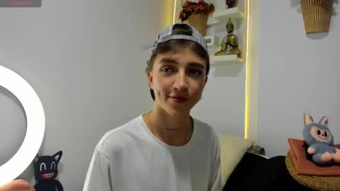 jero independent model online show from 6, 11, 2025