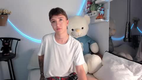 jero independent model online show from 19, 3, 2026