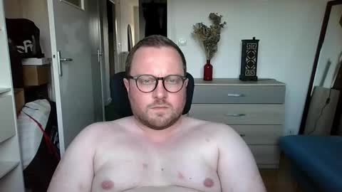 jeuneloup92 online show from 8, 9, 2025