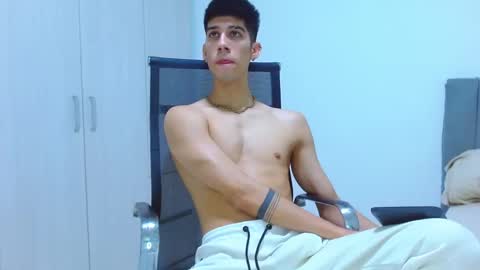 Snapshot of jhony_sex3 chatting on 10, 10, 2025 jhony_sex3 online show from 10, 10, 2025