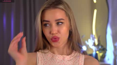 Snapshot of jjennnyy chatting on 19, 11, 2025 Jenny online show from 19, 11, 2025