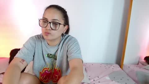 Snapshot of jules_n_gia chatting on 21, 12, 2024 Jules and Gia online show from 21, 12, 2024