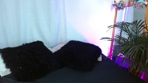 Snapshot of jules_n_gia chatting on 12, 1, 2025 Jules and Gia online show from 12, 1, 2025