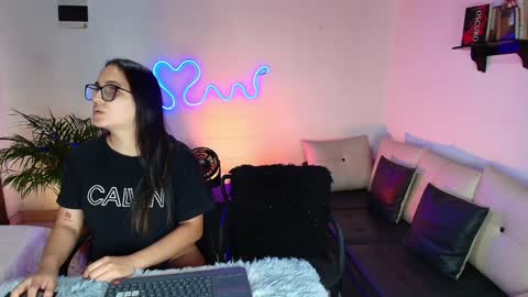 Snapshot of jules_n_gia chatting on 30, 1, 2025 Jules and Gia online show from 30, 1, 2025