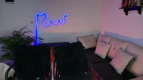 Snapshot of jules_n_gia chatting on 9, 2, 2025 Jules and Gia online show from 9, 2, 2025