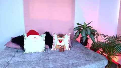 Snapshot of jules_n_gia chatting on 2, 12, 2025 Jules and Gia online show from 2, 12, 2025