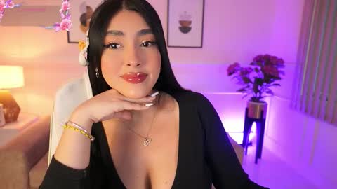 Snapshot of julesbennet chatting on 4, 12, 2025 Jules Bennett online show from 4, 12, 2025