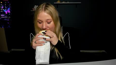 juli kisss online show from 20, 12, 2024