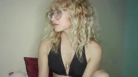 Snapshot of juliamack chatting on 19, 12, 2024 JuliaMack online show from 19, 12, 2024