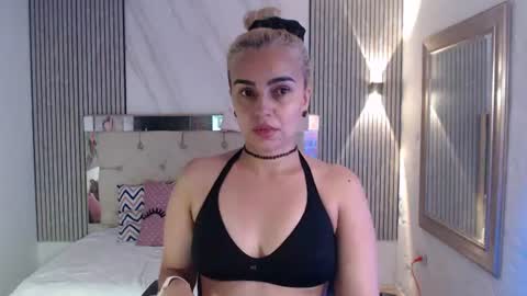 Snapshot of julieta__fox_ chatting on 12, 6, 2026 julieta__fox_ online show from 12, 6, 2026