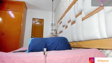 karolina  online show from 8, 11, 2025