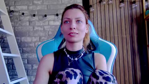 karoline121 online show from 5, 3, 2025