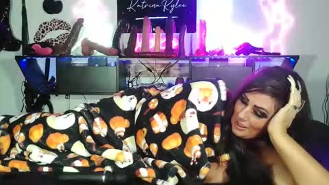 Snapshot of kat_n_bear chatting on 7, 11, 2025 Sexywifekat23 online show from 7, 11, 2025