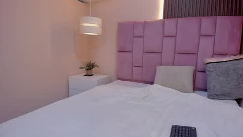   online show from 4, 12, 2025