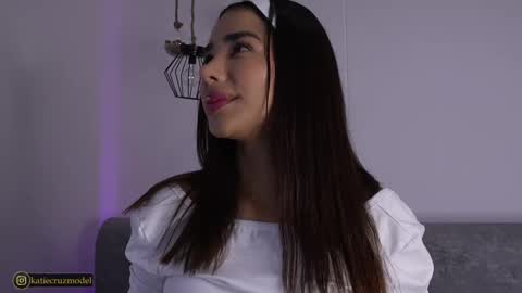 Snapshot of katiecruz_ chatting on 6, 10, 2025 Katie online show from 6, 10, 2025