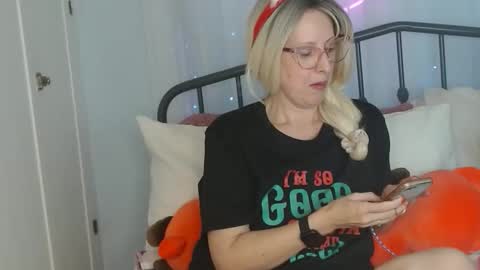 Snapshot of katina_lovejoy chatting on 21, 12, 2025 Katine LoveJoy online show from 21, 12, 2025