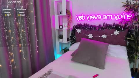 Snapshot of katyaneilson chatting on 5, 1, 2025 Kate online show from 5, 1, 2025